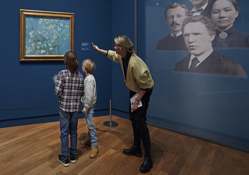 Een moeder en haar twee kinderen kijken naar het schilderij Amandelbloesem in de tentoonstelling Kiezen voor Vincent. Foto: Michael Floor